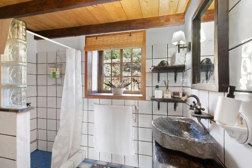 蓬塔戈尔达Media Pipa的一间带石制水槽和窗户的浴室