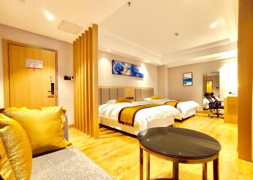 张家界Zhangjiajie ViVi Boutique Hotel的酒店客房,设有两张床和一张沙发