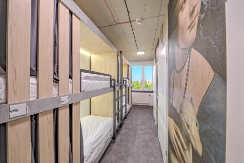 克拉科夫Easy One Premium Art Hostel的宿舍间的走廊,配有双层床