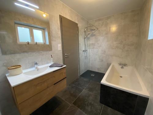 ScherwillerChez Sim et Vava的浴室配有水槽、淋浴和浴缸。