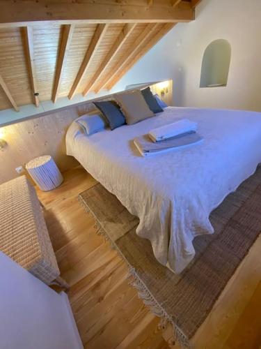 埃武拉Casa da Corredoura的一间卧室,卧室内配有一张大床