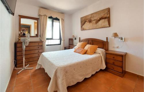 诺沃桑克蒂佩特里Cozy Apartment In Chiclana De La Front, With Outdoor Swimming Pool的一间卧室配有一张床和镜子