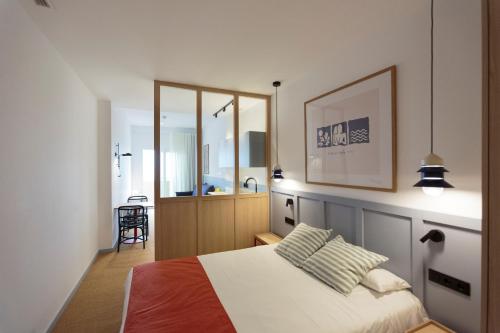 瓦伦西亚Hotel Miramar Valencia的一间卧室配有一张床和镜子