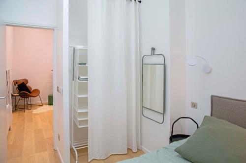 波尔多La Petite Échoppe - Chartrons的白色卧室配有床和镜子