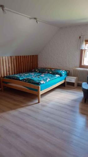 RoudniceHoliday home in Jestrabi v Krkonosich 2207的卧室中间设有一张床