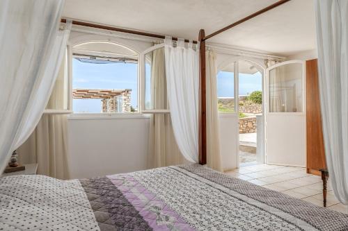 阿吉亚艾里尼帕罗Irene's View Villas Five的一间卧室设有一张床和一个大窗户