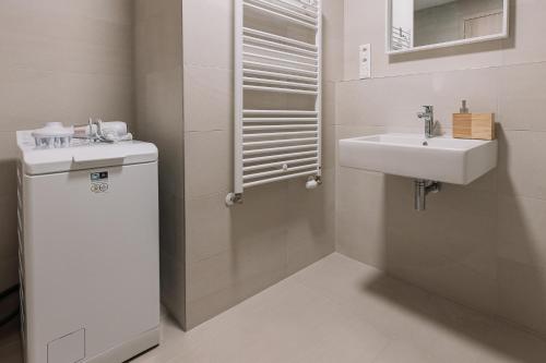 布拉迪斯拉发SKAU Coral Residence in Sky Park 22 floor 1Tower Panoramic View Free Parking的白色的浴室设有水槽和卫生间。