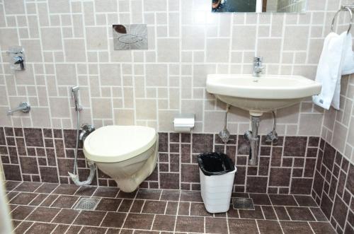 斋浦尔Mojo M Villa -Airport Boutique Hotel的一间带卫生间和水槽的浴室