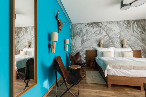 维斯普雷姆西斯托马洛科特酒店的一间卧室配有一张床和两把椅子