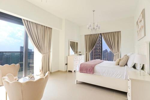 迪拜HiGuests - Beautiful 2BR on 35th floor With Amazing City View的白色的卧室设有白色的床和窗户。