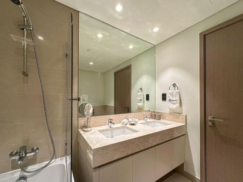 迪拜HiGuests - Beautiful 2BR on 35th floor With Amazing City View的一间带水槽和淋浴的浴室