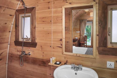 西哈努克Pod Village by Independence Hotels的一间带水槽和镜子的浴室