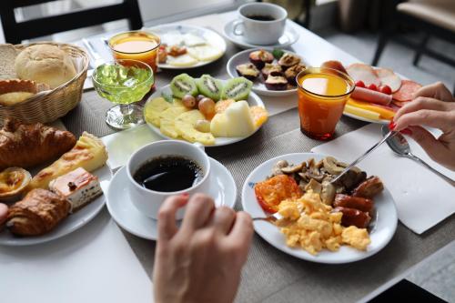布拉加Hotel Estacão - Braga的一张桌子,上面放着早餐盘