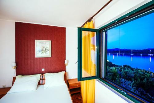 维利伊兹百合别墅的一间卧室设有大窗户,享有水景