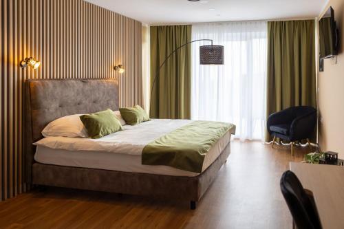 新梅斯托Hotel Dolenjc的一间卧室配有一张床和一把椅子