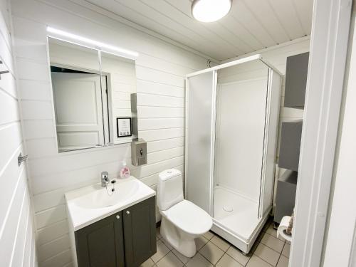 曼达尔特瑞德费里酒店的浴室配有卫生间、盥洗盆和淋浴。