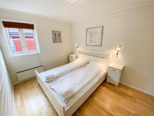 曼达尔特瑞德费里酒店的卧室配有一张白色大床