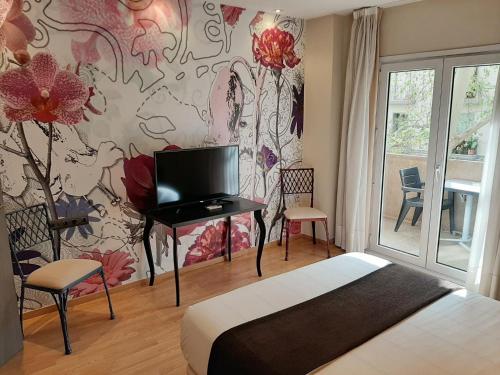 卡迪瓦维尼萨酒店的一间卧室设有一张床和鲜花墙