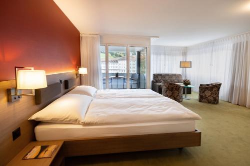 艾因西德伦德莱科尼肯酒店的卧室配有一张白色大床
