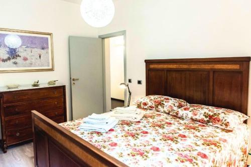 佩萨罗Patty’s House [Centro storico a 5 min]的一间卧室配有一张带花卉床罩的床