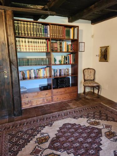 维托尔基亚诺Villa Arzilla Antica Residenza di campagna的书架上书架的房间
