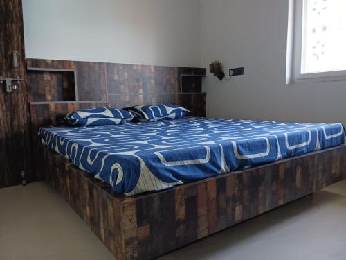 德奥加尔Vaidhya homes的一张木架床