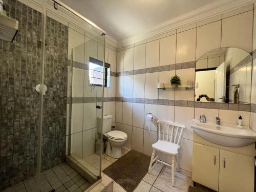 鲸湾港Nomland的浴室配有卫生间、盥洗盆和淋浴。