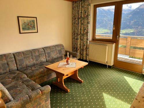 塞费尔德附近赖特梅勒霍夫酒店的客厅配有沙发和桌子