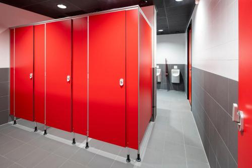 赞丹City Trip Hostels Zaandam-Amsterdam的带卫生间的浴室里一排红色储物柜