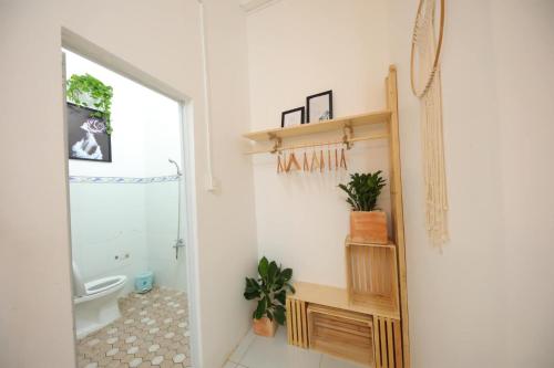 Trà VinhHOTEL VĂN THÁI BÌNH的带淋浴和卫生间的浴室以及窗户。