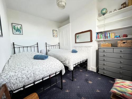 Abbey Wood2BR Edwardian House in Greenwich的一间带两张床和梳妆台的卧室