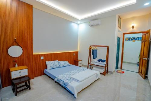 归仁QUYNHƠN HOMESTAY11B-HAI BÀ TRƯNG的一间卧室配有一张床和镜子