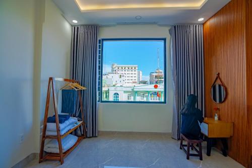 归仁QUYNHƠN HOMESTAY11B-HAI BÀ TRƯNG的客房可从窗户欣赏到城市美景