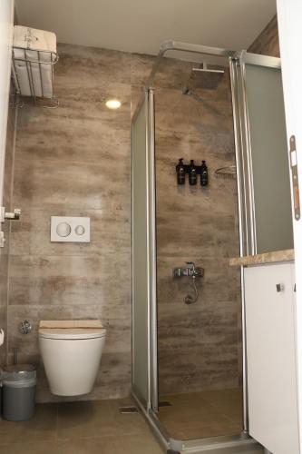 YesilovacıkTOROS DELUXE RESORT HOTEL的带淋浴和卫生间的浴室。