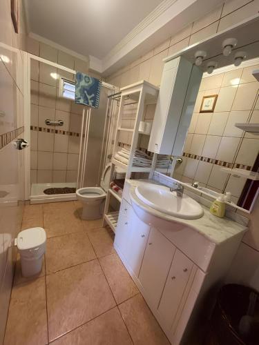 圣巴托洛梅Descubre el bungalow perfecto para tus vacaciones的一间带水槽和卫生间的浴室