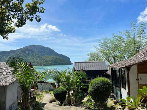 皮皮岛Phi Phi Goodview Bungalow的享有山脉的水域景致