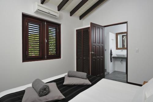 克拉伦代克Bridanda boutique resort的一间卧室配有床、水槽和镜子