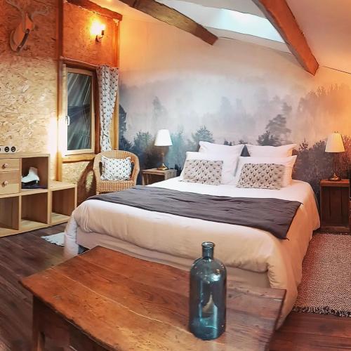 LE GRAND LOGIS, chambre Santorin avec spa privatif客房内的一张或多张床位
