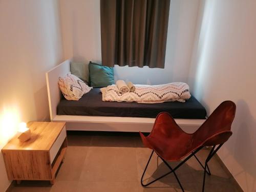 洛默尔Rent & Relax: Vitrabelle的配有一张桌子和椅子的床的房间