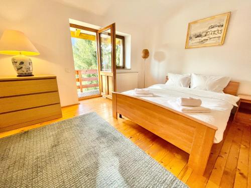 锡纳亚Vila Titulescu的一间卧室设有一张大床和一个窗户。