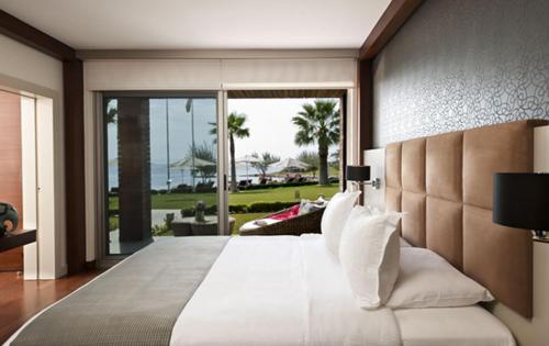 艾瓦勒克纯陀岛奥图克酒店 - （仅限成人）的一间卧室设有一张大床,享有海景