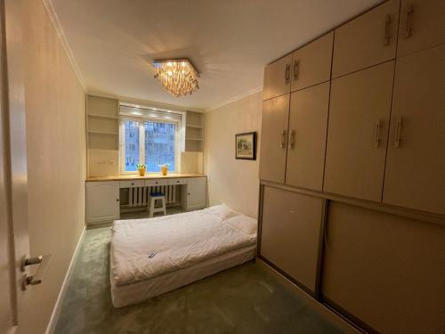 乌兰巴托Two-Bedroom Apartment的小房间设有床和厨房