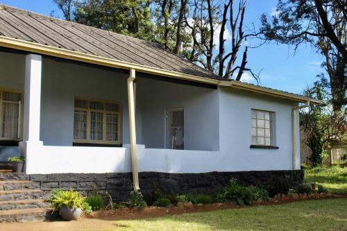 UmtaliLovely 4 bed in Mutare - 2178的白色房子,有灰色的屋顶