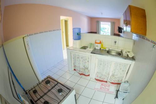 嘎林海斯港波萨达日卡昂特索豪斯普尔托公寓的一间带水槽和冰箱的小厨房