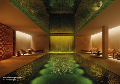 皮内达德马尔AQUA Hotel Promenade & Spa 4Sup的椅子间里的一个水池