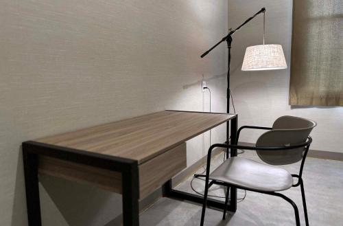 IkataHanaguri-しまなみ海道スマート旅館的一张桌子和一把椅子