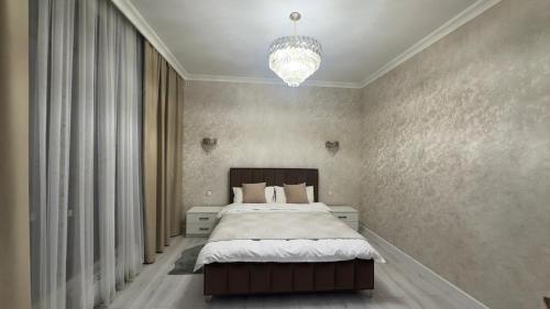 比什凯克Best view in city, secured 24/7的一间卧室配有一张大床和一个吊灯。