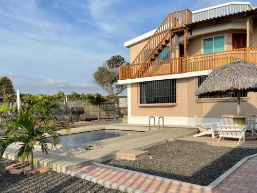 克鲁奇塔Hostal Cabañas Vistamar的房屋旁带游泳池的房子