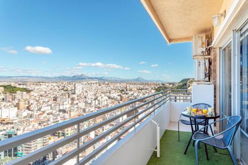 阿利坎特Sky Suites Alicante的市景阳台