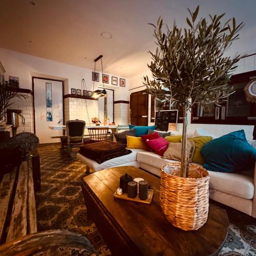 CierpAMPLE Conciergerie的客厅配有沙发和桌子及树